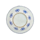 A LARGE IZNIK POTTERY `GRAPE` DISH - фото 3