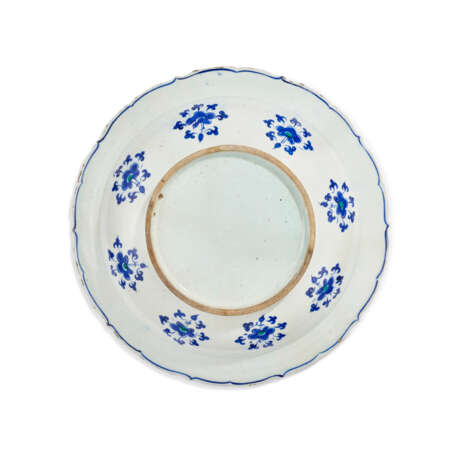 A LARGE IZNIK POTTERY `GRAPE` DISH - фото 3