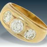 Ring: alter Goldschmiedering mit 3 schönen Brillanten von zusammen ca. 1,65ct - фото 1
