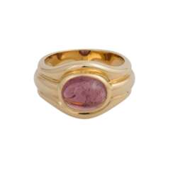 Ring mit einem rosafarbenen Turmalincabochon, oval, ca. 3,5 ct,