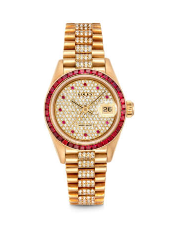 ROLEX. A LADY`S VERY RARE AND IMPRESSIVE 18K GOLD, DIAMOND AND RUBY-SET AUTOMATIC WRISTWATCH WITH SWEEP CENTRE SECONDS, DATE AND BRACELET - Foto 1