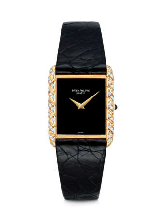 PATEK PHILIPPE. A LADY’S ELEGANT 18K GOLD AND DIAMOND-SET WRISTWATCH WITH ONYX DIAL - фото 1