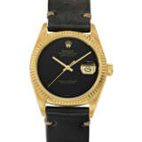 ROLEX. AN 18K GOLD AUTOMATIC WRISTWATCH WITH SWEEP CENTRE SECONDS, DATE AND ONYX DIAL - фото 1