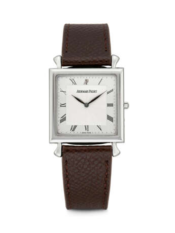 AUDEMARS PIGUET. A PLATINUM SQUARE WRISTWATCH - фото 1