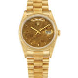 ROLEX. AN ATTRACTIVE 18K GOLD AUTOMATIC WRISTWATCH WITH SWEEP CENTRE SECONDS, DAY, DATE, BRACELET, WOOD DIAL AND CHINESE CALENDAR - фото 1