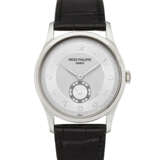 PATEK PHILIPPE. A PLATINUM WRISTWATCH WITH TWO-TONE DIAL AND BREGUET NUMERALS - фото 1