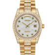 ROLEX. AN 18K GOLD, DIAMOND AND EMERALD-SET AUTOMATIC WRISTWATCH, WITH SWEEP CENTRE SECONDS, DAY, DATE AND BRACELET - Аукционные цены