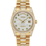 ROLEX. AN 18K GOLD, DIAMOND AND EMERALD-SET AUTOMATIC WRISTWATCH, WITH SWEEP CENTRE SECONDS, DAY, DATE AND BRACELET - фото 1