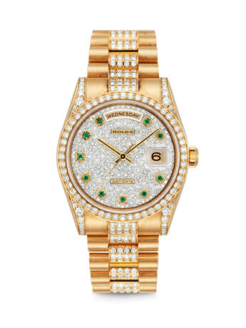 ROLEX. AN 18K GOLD, DIAMOND AND EMERALD-SET AUTOMATIC WRISTWATCH, WITH SWEEP CENTRE SECONDS, DAY, DATE AND BRACELET - фото 1