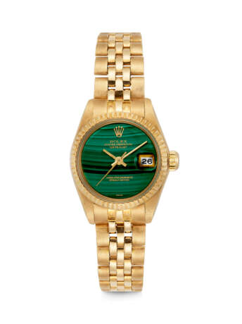 ROLEX. A LADY’S VERY RARE 18K GOLD AUTOMATIC WRISTWATCH WITH SWEEP CENTRE SECONDS, DATE, BRACELET AND MALACHITE DIAL - фото 1