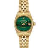 ROLEX. A LADY’S VERY RARE 18K GOLD AUTOMATIC WRISTWATCH WITH SWEEP CENTRE SECONDS, DATE, BRACELET AND MALACHITE DIAL - photo 1