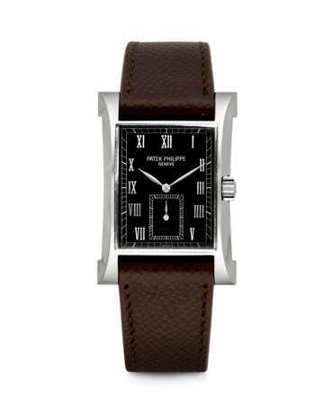 PATEK PHILIPPE. A VERY RARE AND ATTRACTIVE PLATINUM LIMITED EDITION RECTANGULAR WRISTWATCH, MADE TO COMMEMORATE THE INAUGURATION OF PATEK PHILIPPE’S NEW WATCHMAKING CENTRE IN 1997 - фото 1