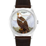 PATEK PHILIPPE. AN ATTRACTIVE AND RARE PLATINUM AUTOMATIC WRISTWATCH WITH CLOISONN&#201; ENAMEL DIAL DEPICTING AN AMERICAN EAGLE BY ANITA PORCHET - Foto 1