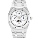 AUDEMARS PIGUET. A VERY RARE AND HIGHLY APPEALING STAINLESS STEEL AUTOMATIC FRENCH PERPETUAL CALENDAR WRISTWATCH WITH MOON PHASES AND BRACELET - Foto 1