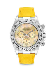 ROLEX. AN ATTRACTIVE 18K WHITE GOLD AUTOMATIC CHRONOGRAPH WRISTWATCH WITH YELLOW MOTHER-OF-PEARL DIAL