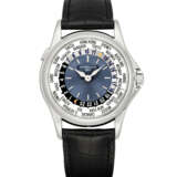 PATEK PHILIPPE. A PLATINUM AUTOMATIC WORLD TIME WRISTWATCH - фото 1