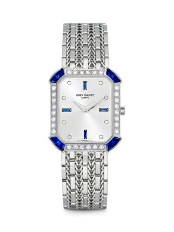 PATEK PHILIPPE. AN 18K WHITE GOLD, DIAMOND AND SAPPHIRE-SET BRACELET WATCH - Foto 1