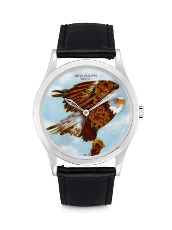 PATEK PHILIPPE. AN ATTRACTIVE AND RARE PLATINUM AUTOMATIC WRISTWATCH WITH CLOISONN&#201; ENAMEL DIAL DEPICTING AN AMERICAN EAGLE BY ANITA PORCHET - Foto 1