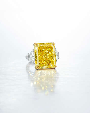 COLOURED DIAMOND AND DIAMOND RING, MOUNT BY BULGARI - фото 2