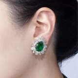 HARRY WINSTON EMERALD AND DIAMOND EARRINGS - фото 2