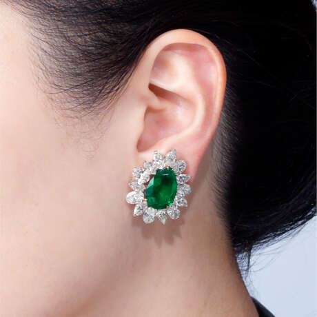 HARRY WINSTON EMERALD AND DIAMOND EARRINGS - photo 2