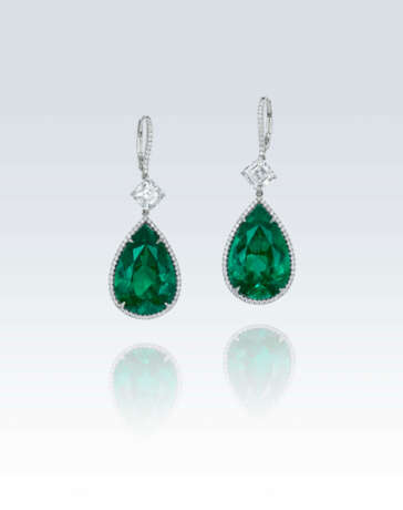 AN IMPORTANT EMERALD AND DIAMOND EARRINGS - Foto 2