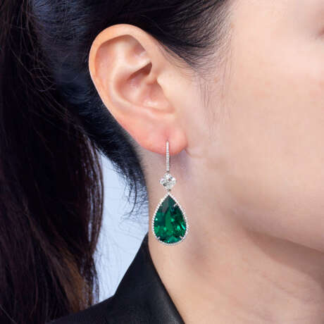 AN IMPORTANT EMERALD AND DIAMOND EARRINGS - photo 3