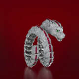 A UNIQUE MULTI-GEM `DRAGON` BANGLE, BY CARTIER - Foto 2