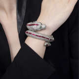 A UNIQUE MULTI-GEM `DRAGON` BANGLE, BY CARTIER - Foto 4