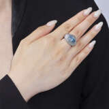 A SUPERB COLOURED DIAMOND AND DIAMOND RING, BY CARTIER - Foto 3