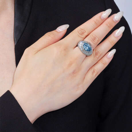 A SUPERB COLOURED DIAMOND AND DIAMOND RING, BY CARTIER - photo 3