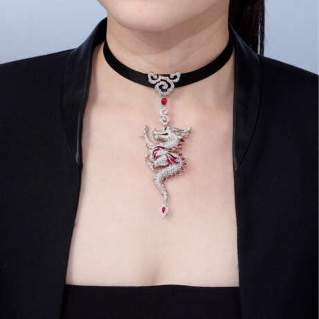 A UNIQUE MULTI-GEM `DRAGON` CHOKER, BY CARTIER - Foto 3