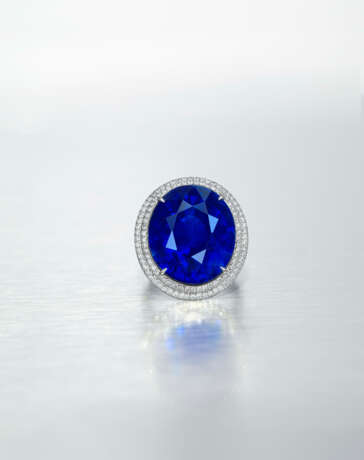 AN IMPRESSIVE SAPPHIRE AND DIAMOND RING - Foto 2