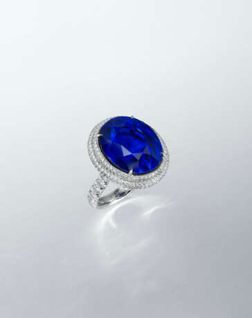 AN IMPRESSIVE SAPPHIRE AND DIAMOND RING - фото 3