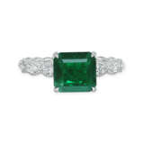 A SPECTACULAR EMERALD AND DIAMOND BANGLE, BY ETCETERA - Foto 2