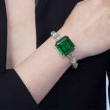 A SPECTACULAR EMERALD AND DIAMOND BANGLE, BY ETCETERA - photo 3