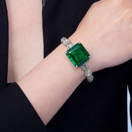 A SPECTACULAR EMERALD AND DIAMOND BANGLE, BY ETCETERA - photo 3