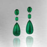 AN EXCEPTIONAL EMERALD AND DIAMOND EARRINGS, BY ETCETERA - фото 3