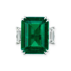 EMERALD AND DIAMOND RING