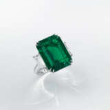 EMERALD AND DIAMOND RING - photo 2