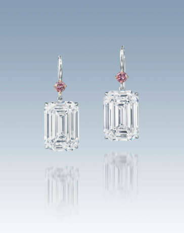 AN EXCEPTIONAL PAIR OF DIAMOND AND COLOURED DIAMOND EARRINGS - Foto 1