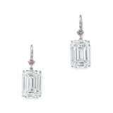 AN EXCEPTIONAL PAIR OF DIAMOND AND COLOURED DIAMOND EARRINGS - photo 2