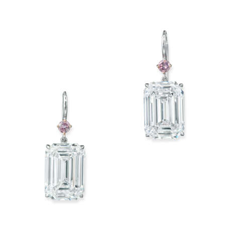 AN EXCEPTIONAL PAIR OF DIAMOND AND COLOURED DIAMOND EARRINGS - Foto 2