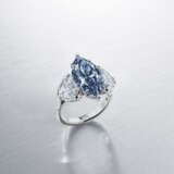 A RARE COLOURED DIAMOND AND DIAMOND RING - Foto 3