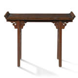 A CHINESE ELM POPLAR AND PINE ALTAR TABLE - Foto 1