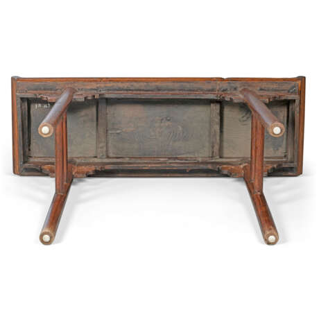 A CHINESE ELM POPLAR AND PINE ALTAR TABLE - Foto 5