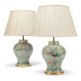 A PAIR OF CHINESE FAMILLE VERTE BALUSTER VASE TABLE LAMPS - Foto 1