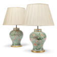 A PAIR OF CHINESE FAMILLE VERTE BALUSTER VASE TABLE LAMPS - Auktionspreise