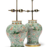 A PAIR OF CHINESE FAMILLE VERTE BALUSTER VASE TABLE LAMPS - фото 2