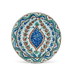 AN IZNIK POTTERY DISH